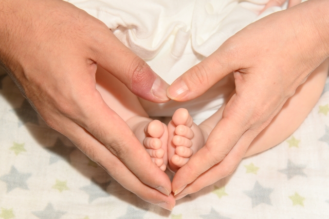 親の手と赤ちゃんの足